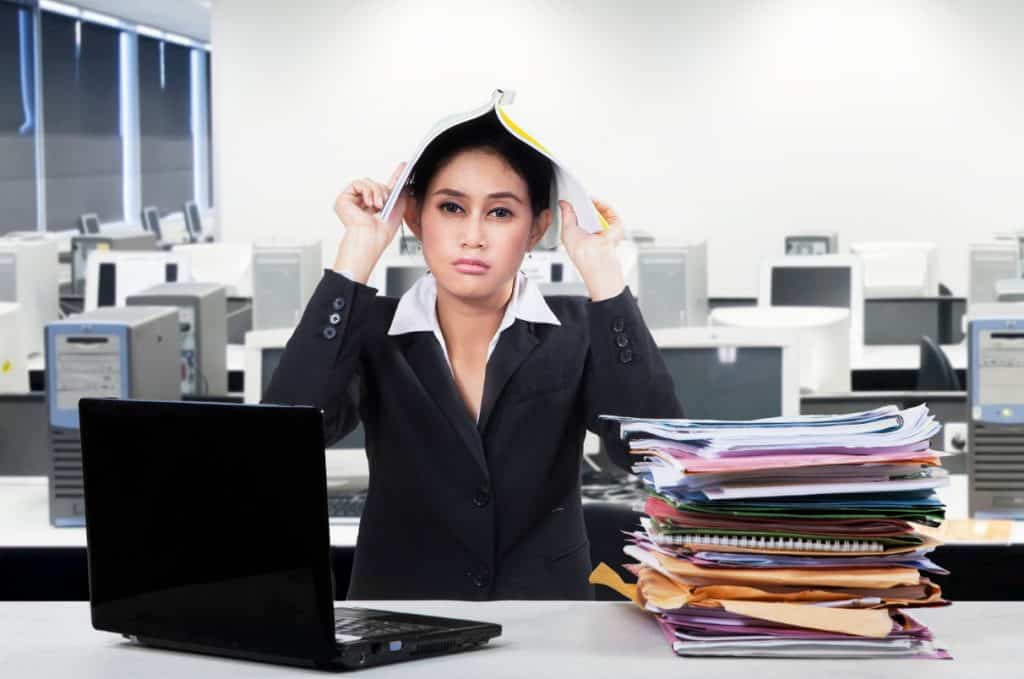 Signs You're in a Dead-End Job 4 Frustrated Employee
